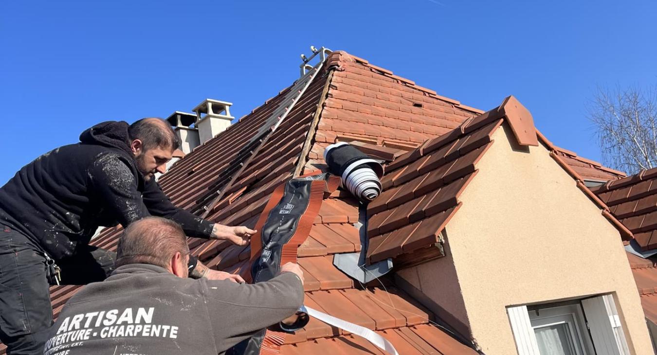 Nettoyage de toiture avec traitement hydrofuge et Remplacement du faîtage