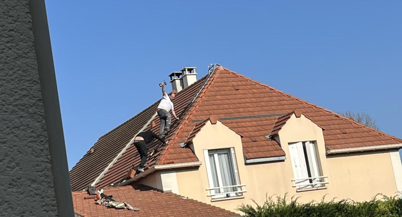 Nettoyage de toiture avec traitement hydrofuge et Remplacement du faîtage